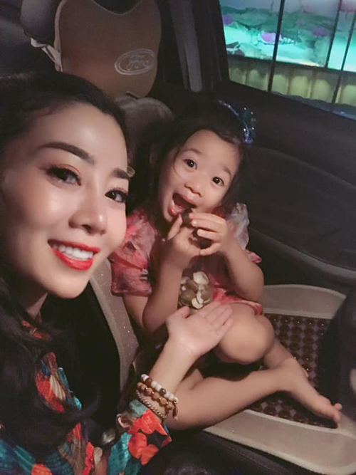 Bé Lavie - con gái Mai Phương - cũng đi cùng mẹ trong chuyến biểu diễn.     
