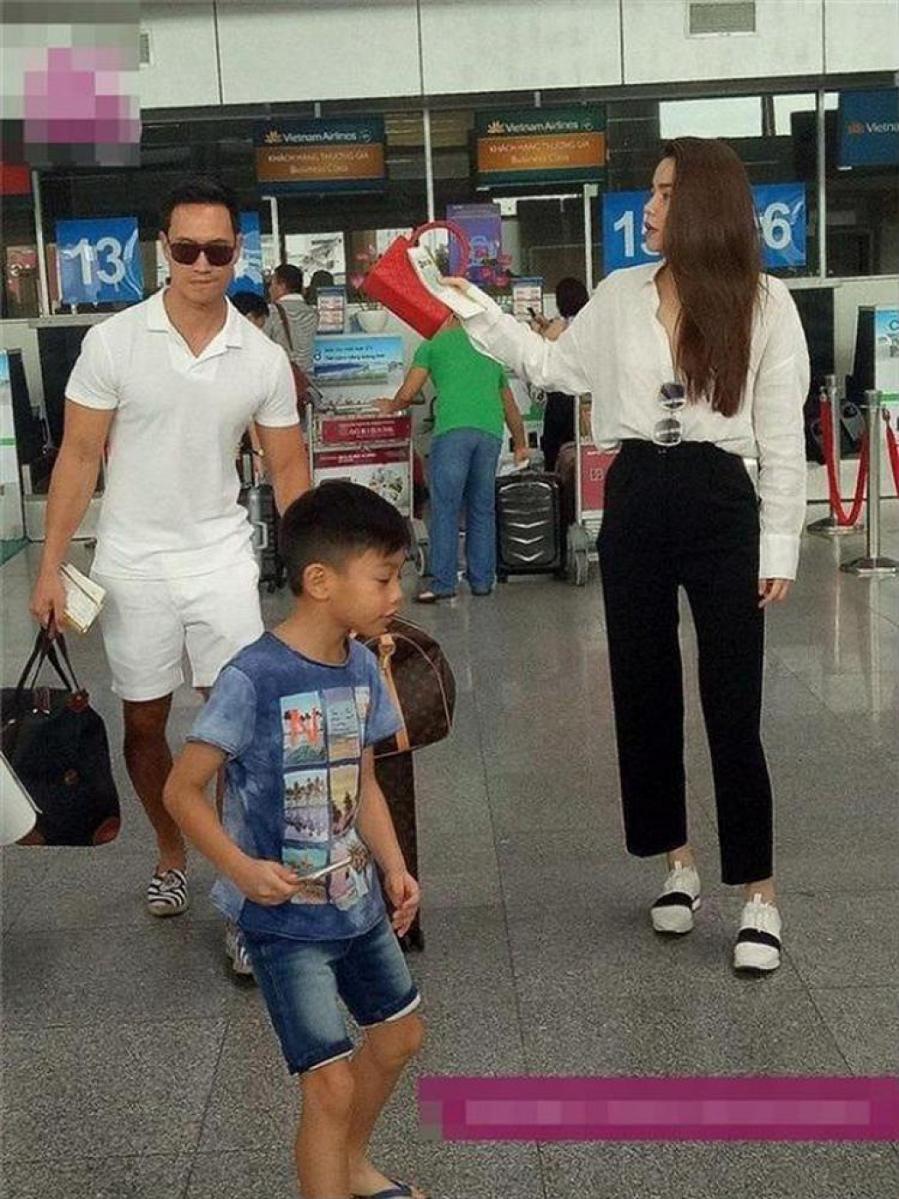 Hình ảnh Kim Lý tình cảm và tận tâm tháp tùng mẹ con nữ ca sĩ từng gây sốt dư luận một thời gian.    