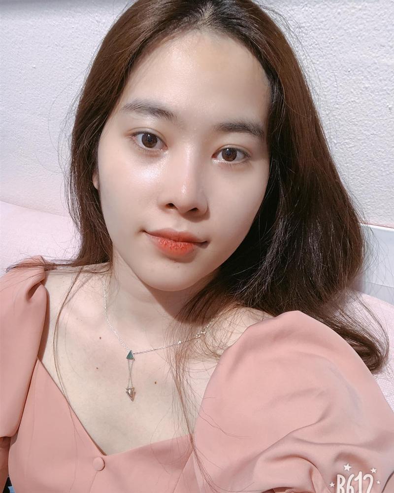 Nam Em khiến fan lo lắng khi thường xuyên chia sẻ dòng trạng thái lạ.