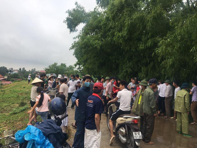 Lực lượng chức năng đến khám nghiệm hiện trường, điều tra vụ việc.