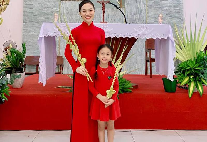 Hai mẹ con diện áo dài đỏ đẹp mắt