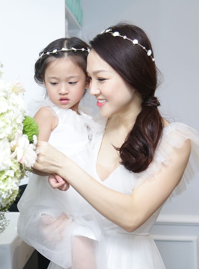 Hai mẹ con trong một sự kiện