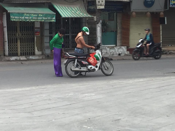 Gặp sự cố trong lúc di chuyển, nam tài xế đã cởi áo của mình cho khách mặc.