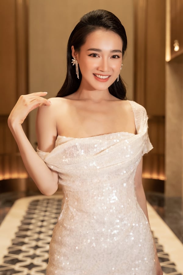 Ngay khi xuất hiện, chủ nhân của bữa tiệc gây chú ý với nhan sắc mặn mà. Cô diện váy trắng 