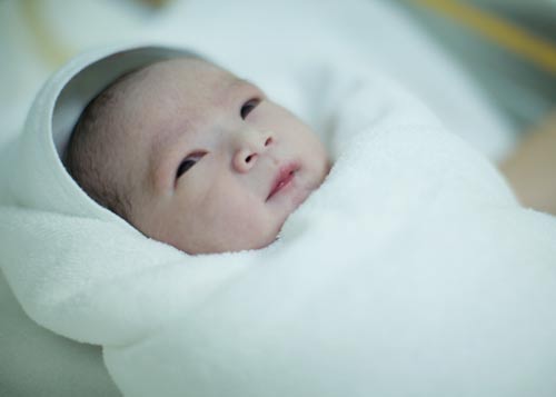 Khi trẻ thở khò khè nên cho con đi khám bác sĩ