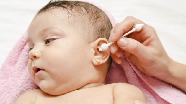 Vệ sinh tai ch bé cần hết sức cẩn trọng