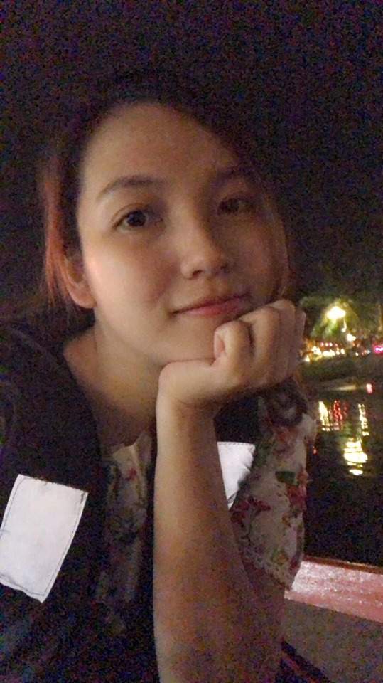 Giờ đây, gương mặt của cô đã tròn hơn trước.    