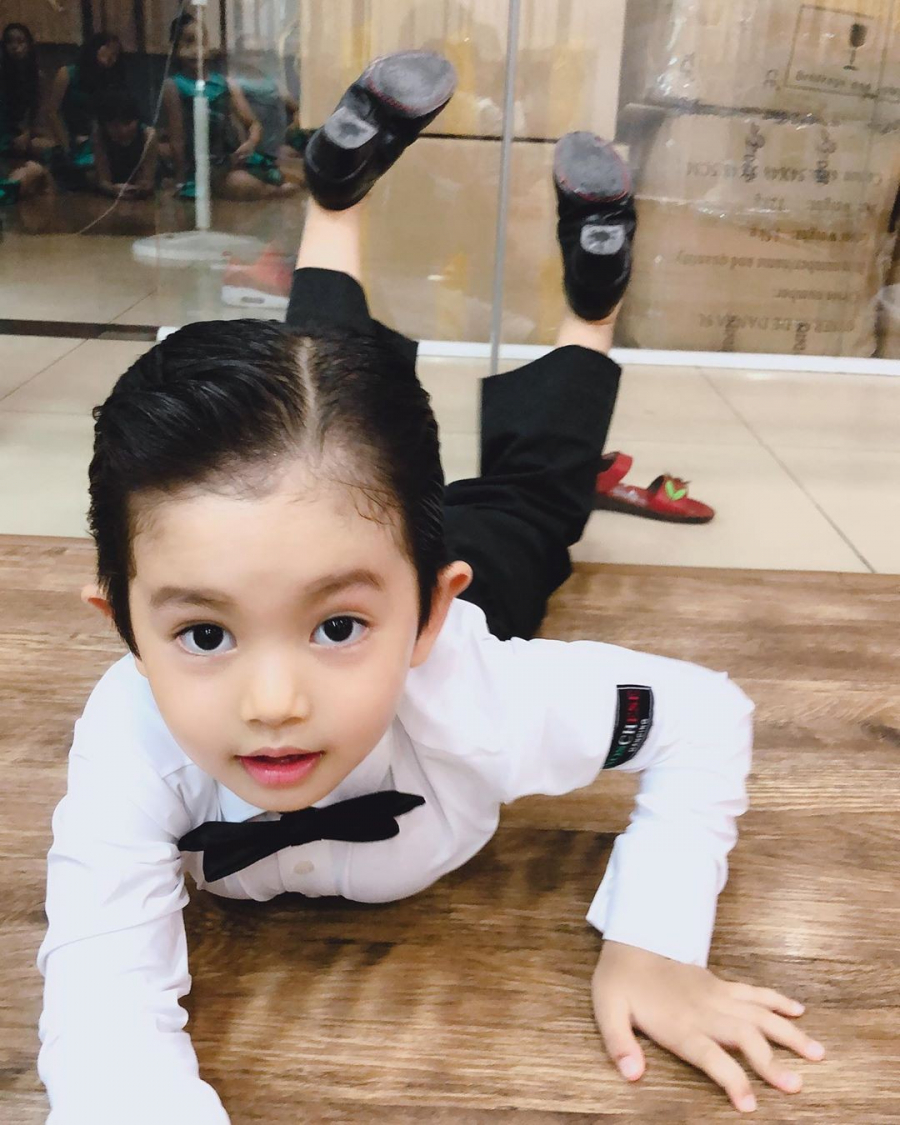 Cậu bé con thể hiện nặng khiếu con nhà nòi