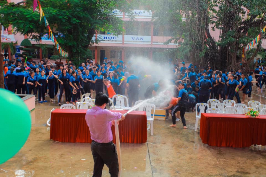 Thầy giáo mang hẳn vòi cứu hoả ra phun nước 