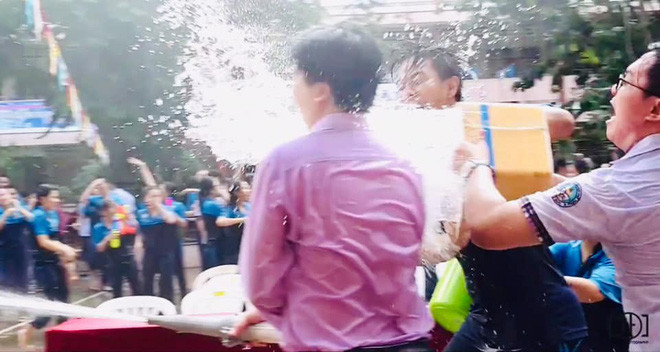 Thầy giáo hòa mình vào chơi đùa cùng học sinh trong ngày bế giảng.
