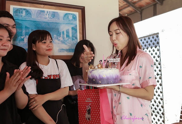  Diệu Nhi đã có một buổi đón mừng sinh nhật đặc biệt nhất từ trước đến giờ của mình cùng với các thành viên Cherifarm. Được biết, vì lịch làm việc dày đặc cho nên ngày sinh nhật cô nàng cũng phải đến trường quay để hoàn thành công việc của mình. Vì đã “nắm bắt” được trước lịch quay của Diệu Nhi, FC của cô đã thành công “úp sọt” cô nàng lúc cô đang nghỉ trưa tại trường quay. Khoảnh khắc nhìn thấy các thành viên của FC mình đứng trước mặt hát chúc mừng sinh nhật, Diệu Nhi đã có những phút giây bối rối không ngừng.    