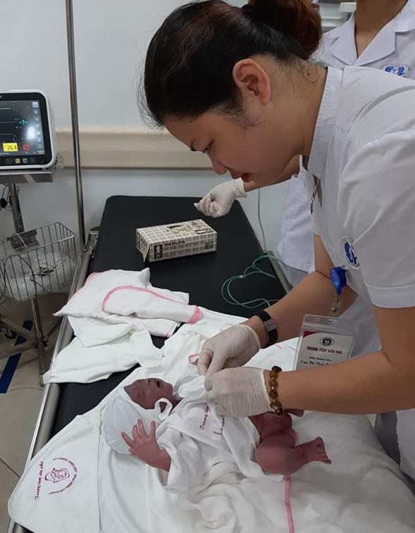 Bé trai được đẻ rơi trên taxi nguy kịch nhưng đã được cứu kịp thời