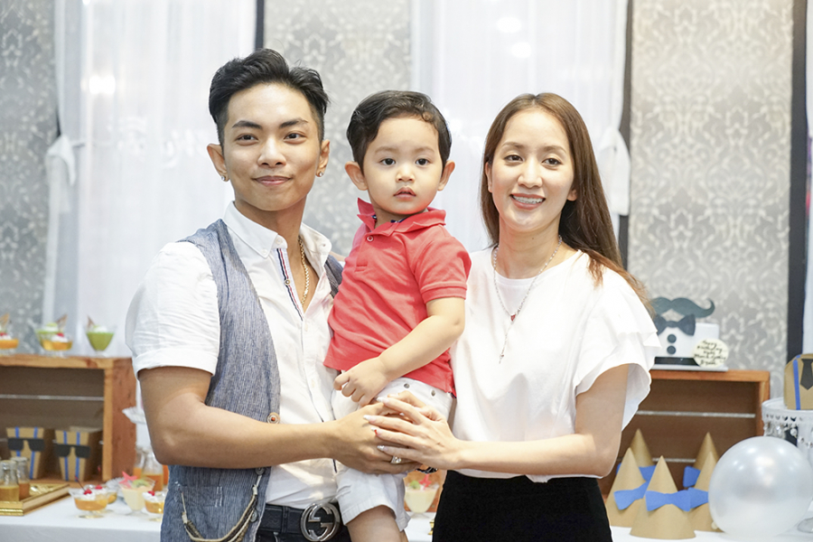 Bé Kubi hạnh phúc bên ba mẹ