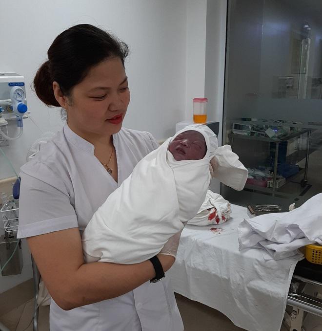 Em bé nặng 3,4kg có khuôn mặt đáng yêu