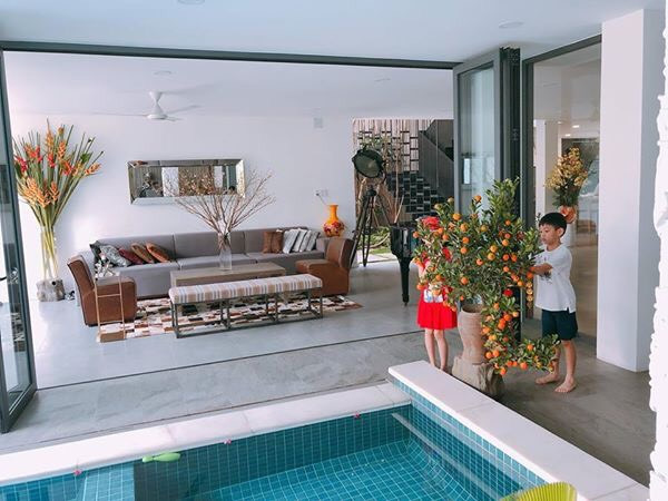 Ngôi biệt thự hiện đại được thiết kế 3 tầng với 7 phòng ngủ mang tông màu trắng chủ đạo. Bên trong cơ ngơi có đầy đủ hồ bơi, gara ô tô và khu vườn thoáng mát. Đây là nơi cô sống cùng bố mẹ và con trai.