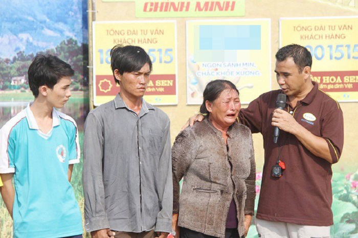 MC Quyền Linh được nhiều bà con ở vùng quê yêu mến.    