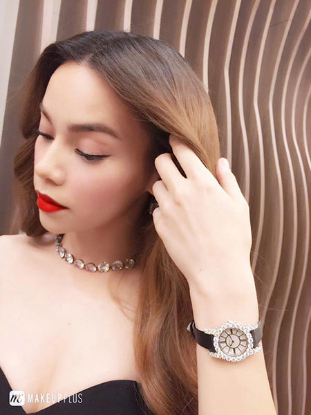 Bên cạnh biệt thự triệu USD, dàn xế hộp khủng, Hồ Ngọc Hà còn biết đến là một tay chơi hàng hiệu. Cô thường xuyên gây ấn tượng với những phụ kiện đắt đỏ, có giá lên đến hàng tỉ đồng. Chính điều này giúp giọng ca Tìm lại giấc mơ thu hút sự chú ý của dư luận mỗi lần xuất hiện. Trong ảnh là chiếc đồng hồ kim cương được bán với mức giá 1,5 tỉ đồng.