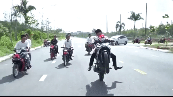 Nam thanh niên bốc đầu xe máy trước đoàn rước dâu.