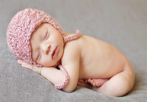 Trẻ ngủ úp mặt thường tự tin về bản thân mình