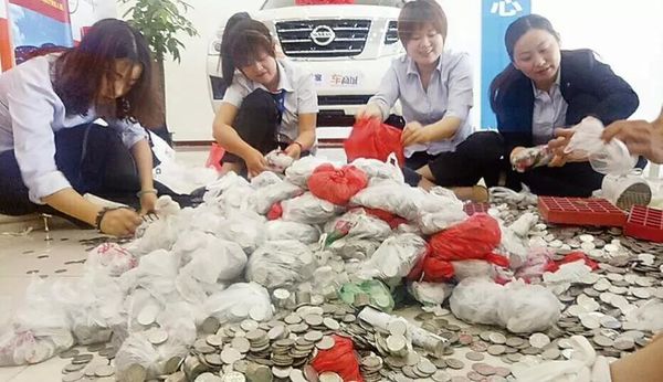 Các nhân viên phải mất gần 3 ngày để ngồi đếm tiền.