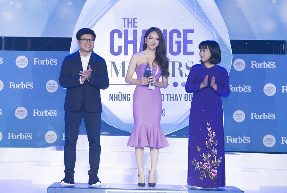 Hoa hậu Chuyển giới Quốc tế Hương Giang đã xuất sắc có mặt trong danh sách này cùng với 49 người phụ nữ có vai trò nổi bật trong các lĩnh vực hoạt động của họ, bao gồm: chính trị, kinh doanh, hoạt động xã hội và từ thiện, khoa học - giáo dục, giải trí, nghệ thuật và thể thao. 