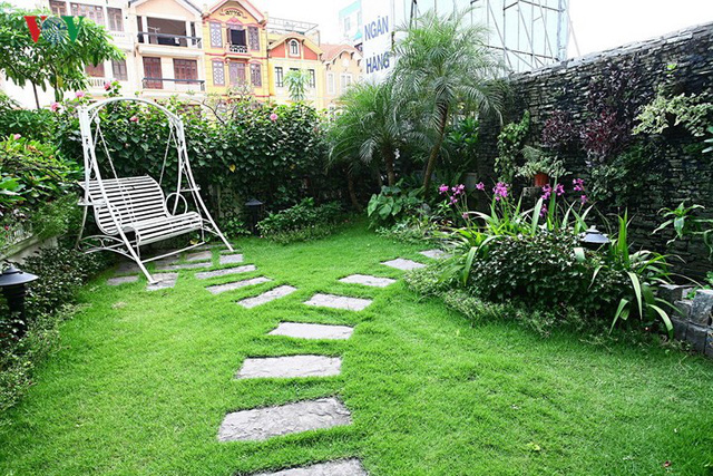 Những con đường lát đá trong vườn dường như không thể thiếu khi bố trí cảnh quan. Thay vì sử dụng các loại đá đắt tiền để ghép lối đi, bạn có thể tận dụng bê tông hoặc các loại gạch, đá cũ để lát đường hoặc viền xung quanh.  