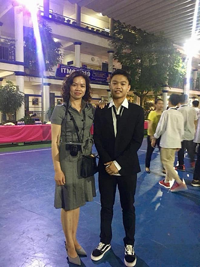 Vợ cố nhạc sĩ Trần Lập khoe hình ảnh con trai cao lớn phổng phao.