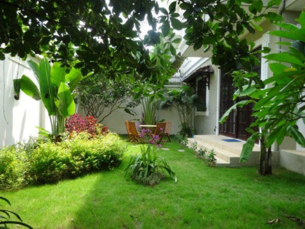 Tạo nên những nét đặc trưng riêng, thoáng mát với nhiều loại cây xanh được bố trí khắp vườn. Một tiểu cảnh sân vườn đẹp, hết sức độc đáo đã tạo thêm nét đẹp riêng cho ngôi biệt thự.  