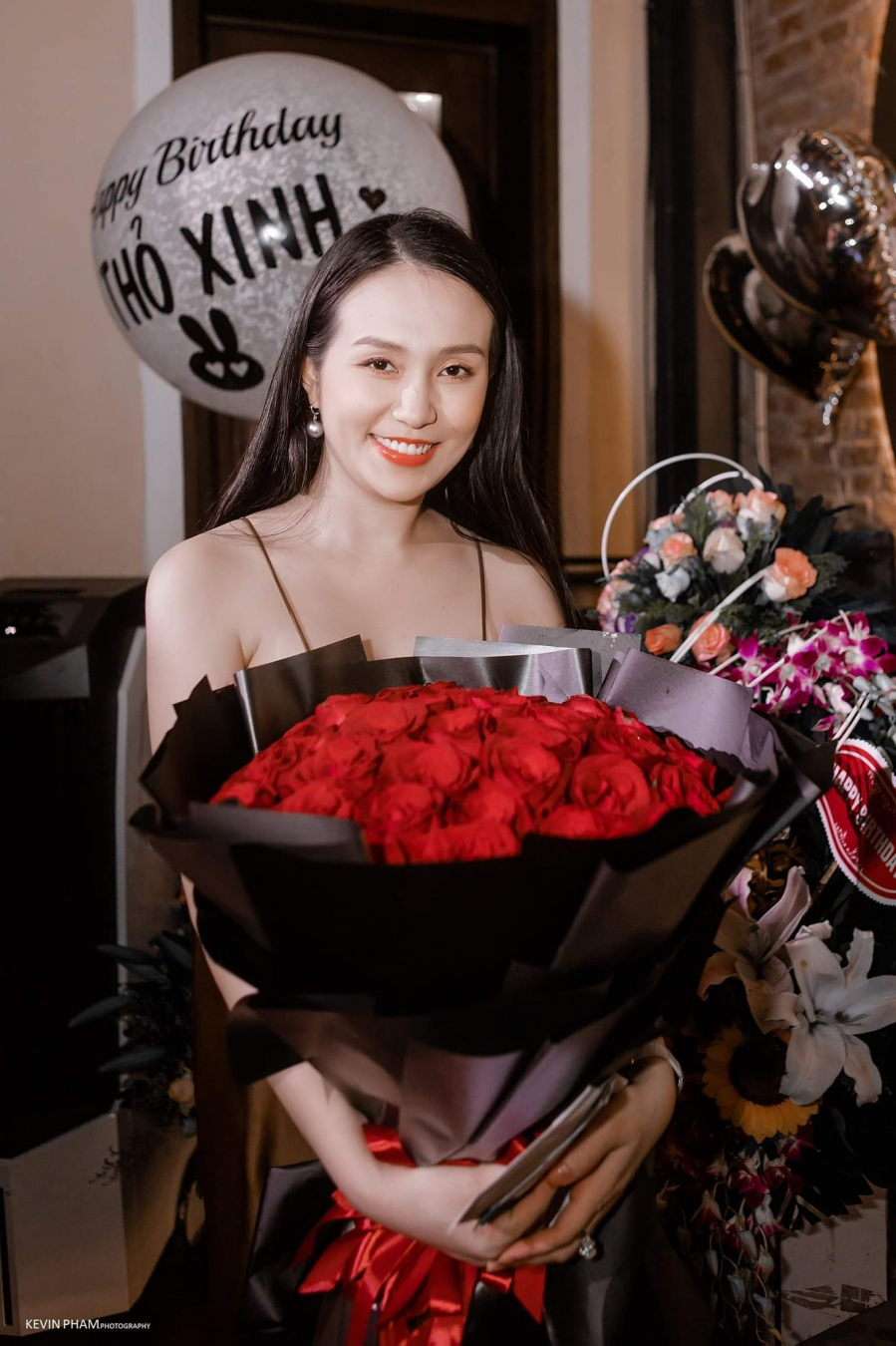 Thu Hương đang mang thai con thứ ba nhưng cô vẫn giữ được vẻ xinh đẹp vốn có, không bị ảnh hưởng quá nhiều tới nhan sắc như các phụ nữ mang thai khác.    
