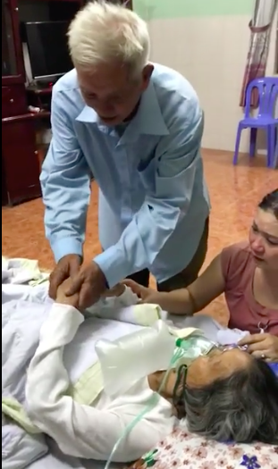 Hai ông bà trước giờ phút chia tay.