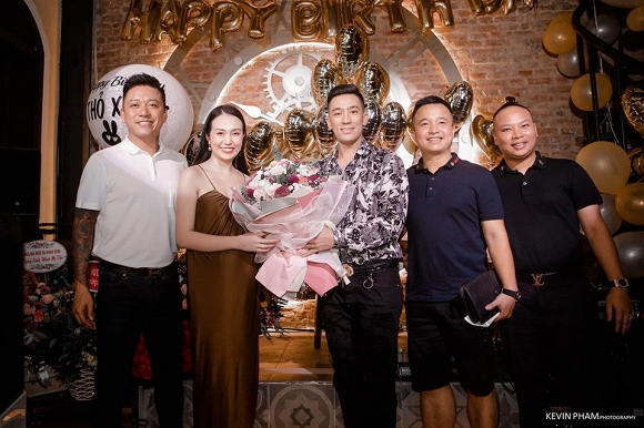 Bữa tiệc được tổ chức trong một không gian lãng mạn, ấm cúng với sự xuất hiện của một số người bạn thân thiết, trong đó của ca sĩ Khắc Việt.    