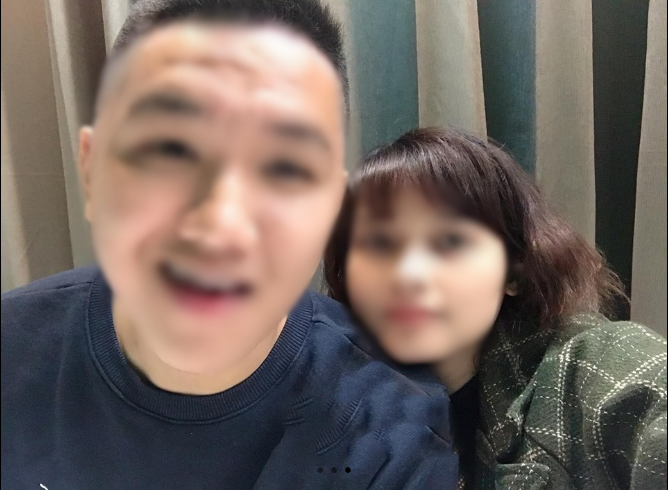 Anh chàng và cô người yêu trong câu chuyện.