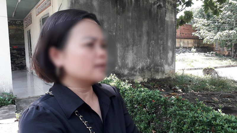 Chị Trần Thị Nga (em ruột nạn nhân) cho rằng cái chết của anh trai mình có uẩn khúc chứ không phải do bị ngã. Ảnh: Pháp luật TP.HCM