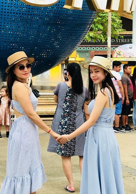 Nữ diễn viên nhí luôn có mẹ - chị Mỹ Na theo sát và đồng hành cùng con trong Shbet16 chơi game trực tuyến.    
