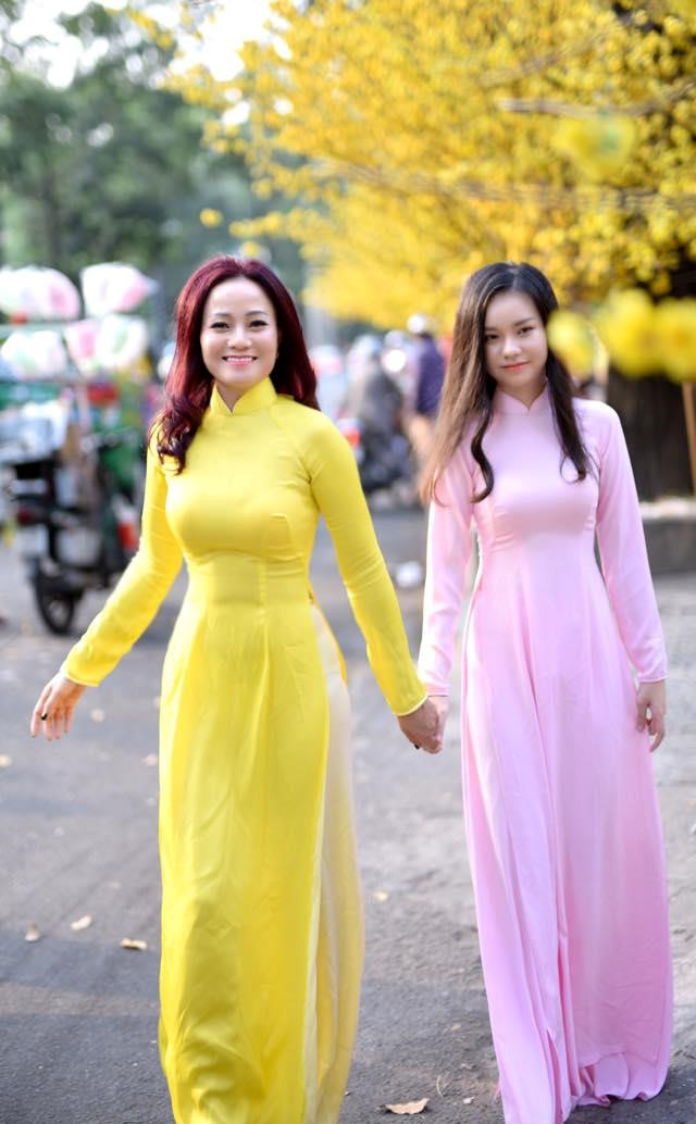 Trà My thừa hưởng nhan sắc xinh đẹp từ mẹ. Mẹ là người có ảnh hưởng quan trọng nhất với sự nghiệp của cô tính đến nay. Ba mẹ ly dị năm Trà My 10 tuổi, kể từ đó cô sống cùng mẹ.  