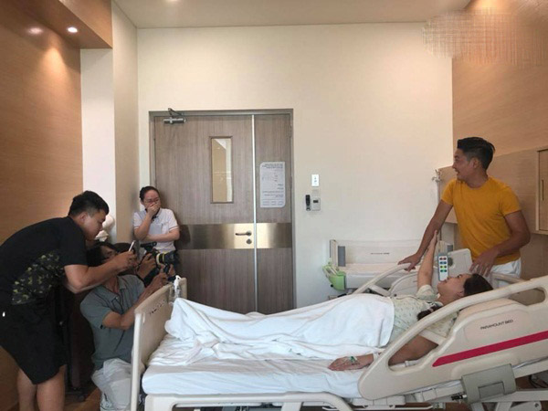 Sáng nay, Hải Băng có mặt tại bệnh viện với tâm thế khá thoải mái. Cô còn vui đùa cùng ông xã trước ống kính.    