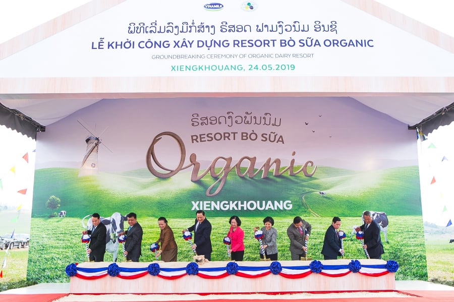 Bà Trương Thị Mai - Ủy viên Bộ Chính trị, Bí thư Trung ương Đảng, Trưởng ban Dân vận Trung ương Đảng Cộng sản Việt Nam; Ông Sonexay Siphandone - Ủy viên Bộ chính trị, Phó Thủ tướng Chính phủ, Nước CHDCND Lào cùng các đại biểu và lãnh đạo công ty Lao-Jagro thực hiện nghi thức khởi công dự án Tổ hợp “Resort” bò sữa Organic tại cao nguyên Xiêng Khoảng