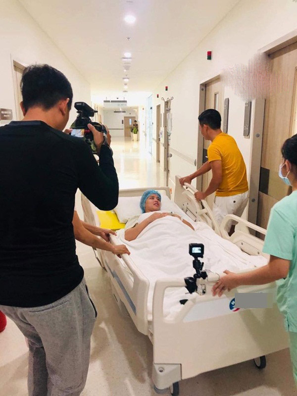 Thành Đạt luôn ở bên hỗ trợ và động viên tinh thần bà xã trước ca sinh mổ.    