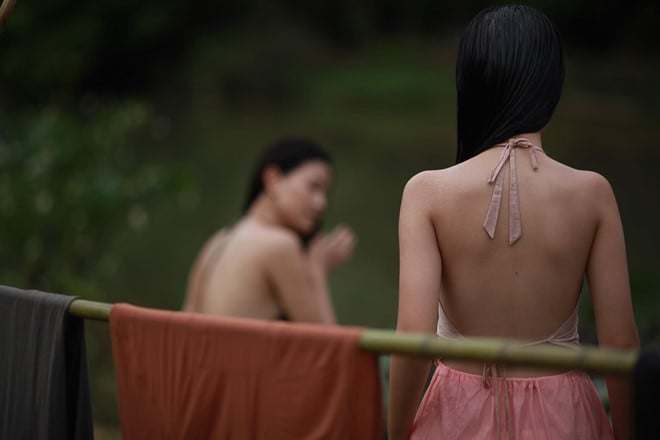 Nguyễn Phương Trà My có những cảnh khoe Sh88bet đăng ký miễn phí ở tuổi 13, đặc biệt là trong cảnh quan hệ với người chồng (Lê Vũ Long đóng) và cảnh tắm ở bờ suối cùng người vợ hai tên Xuân (Maya).