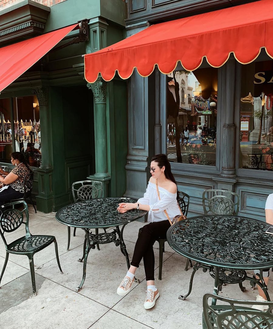 Vẫn là áo trễ vai nhưng lần này, Á hậu Dương Tú Anh chọn thiết kế đơn giản tuyệt đối với gam màu trắng, mix với quần skinny đen cực ăn nhập rồi hoàn thiện bằng đôi sneakers nổi bật. Chiếc áo blouse với phom dáng rộng rãi này là lựa chọn lý tưởng cho những nàng muốn giấu bụng lớn, hay chỉ đơn giản là để tận hưởng sự mát mẻ, thoải mái trong những ngày hè nóng nực.