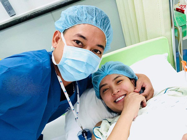 Trưa nay (25/5), nữ ca sĩ Hải Băng đã chính thức sinh hạ con thứ ba cho ông xã Thành Đạt. Theo chia sẻ của mẹ chồng Hải Băng, con dâu bà đã chuẩn bị sẵn sàng tâm thế 