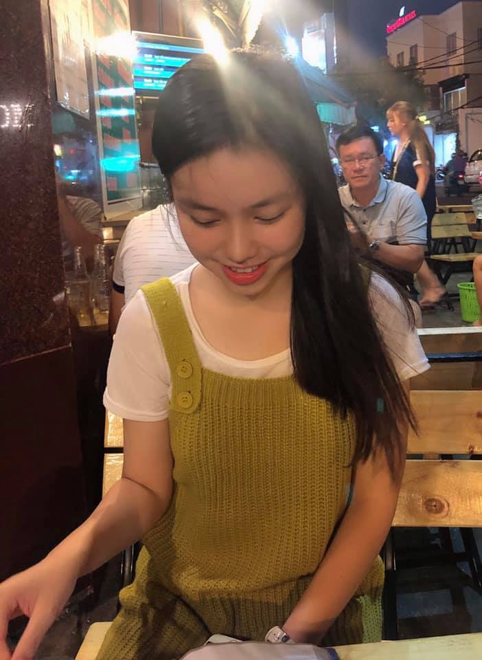 Phong cách ăn mặc của Trà My giản dị, trẻ trung.     