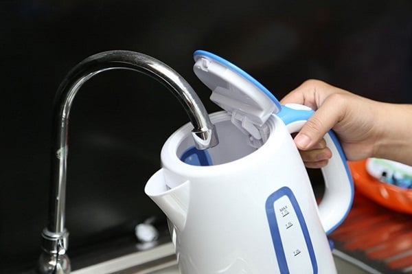 Đổ nước đúng quy định