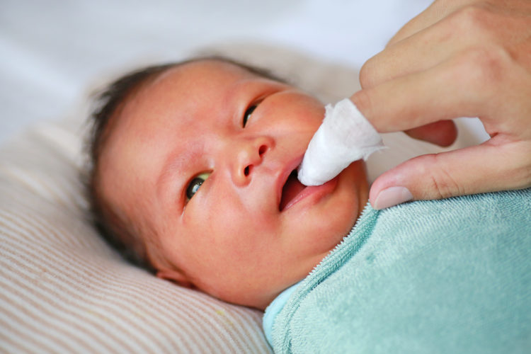Đánh tưa lưỡi cho trẻ gây hại sức khỏe