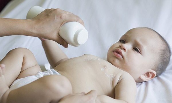 Phấn rôm có thể gây dị ứng ngộ độc cho trẻ