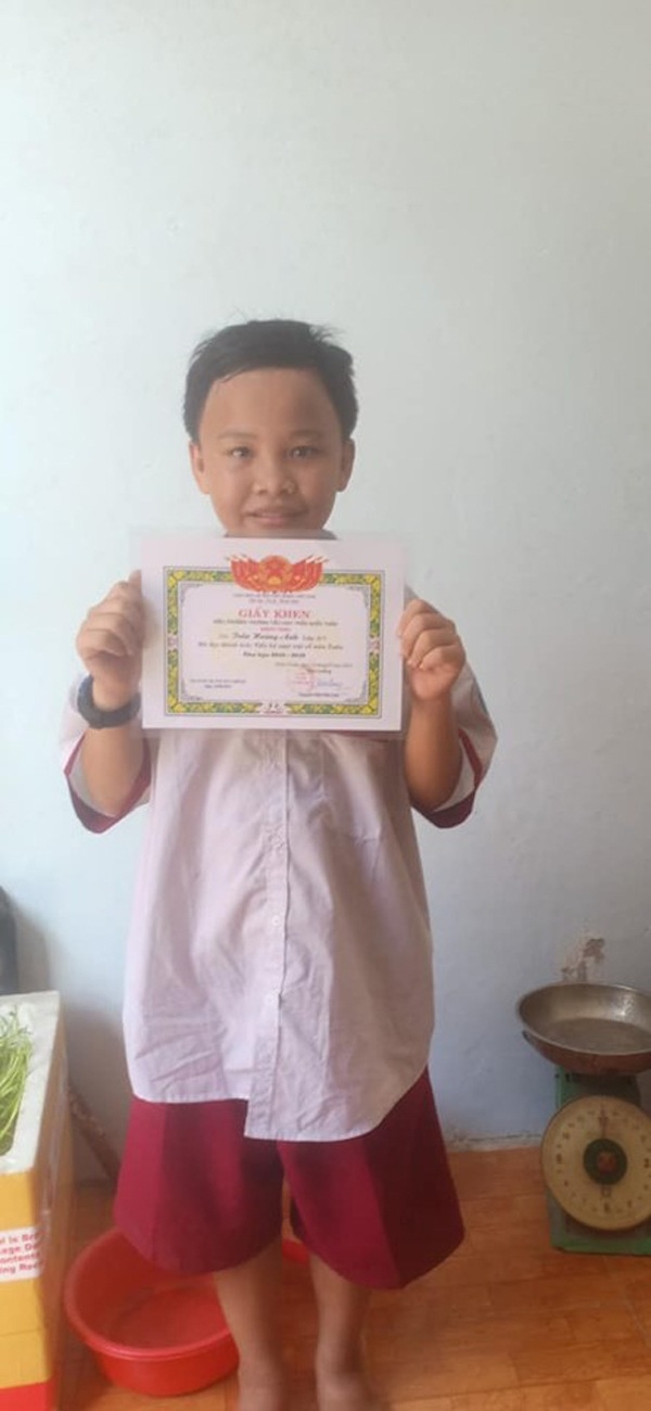  Hoàng Anh đã đạt được tấm giấy khen cho năm học vừa qua.