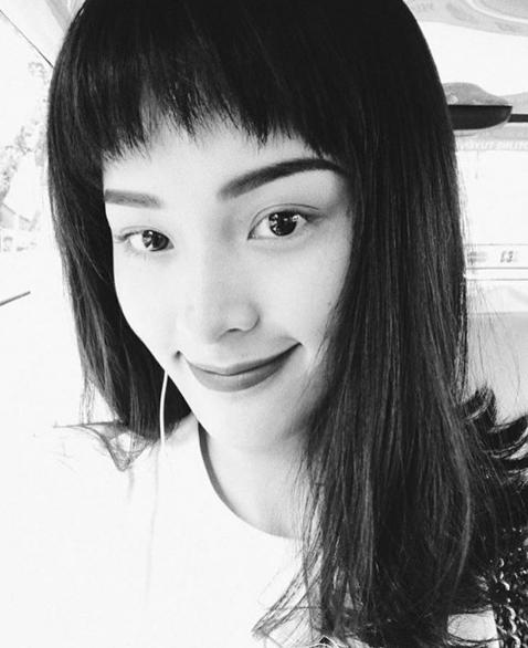 Trong khi tình cũ Cường Đô La đang chuẩn bị cưới Đàm Thu Trang thì Hạ Vi lại tự đăng ảnh dìm mình trên mạng xã hội khiến dân tình bất ngờ. Nữ diễn viên đăng tải hình ảnh selfie trắng đen với Shbet123 Link Vào ShBet Mới Nhất 