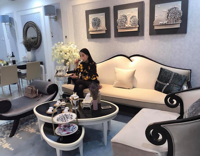 Tông màu chủ đạo của ngôi nhà là màu trắng và màu ghi. Mọi góc trong nhà đều được Phương Oanh tự tay trang trí tỉ mỉ.    