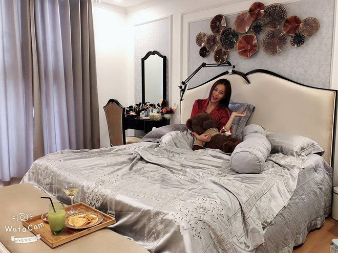 Phòng ngủ sang trọng, ấm cúng của nữ diễn viên độc thân 30 tuổi.    