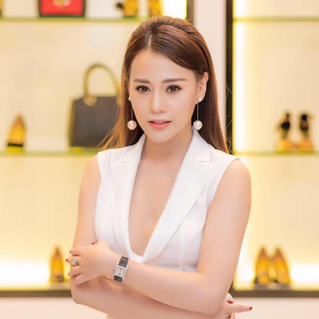 Một trong những đồ hàng hiệu của Phương Oanh là chiếc đồng hồ Hermes, vì đính đá quý nổi trên bề mặt nên trị giá hơn 400 triệu. Theo như cô tiết lộ, đây mà là món đồ thời trang đắt giá nhất mà cô đang sở hữu.    